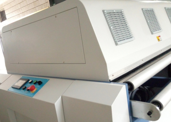 中国 重複された制御システムが付いている紫外熱フィルムの薄板になる機械 サプライヤー